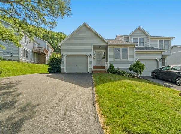 193 Timber Wolf Circle, Syracuse, NY 13209