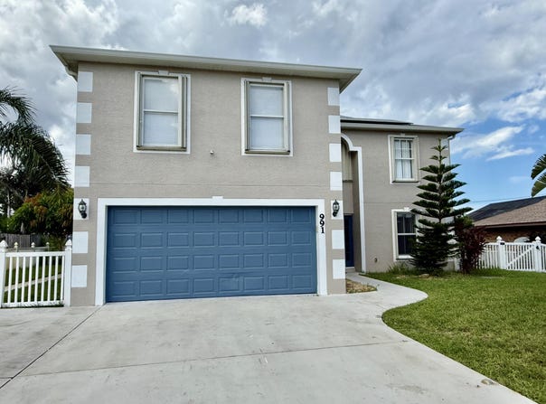991 SE Bywood Avenue, Port Saint Lucie, FL 34983