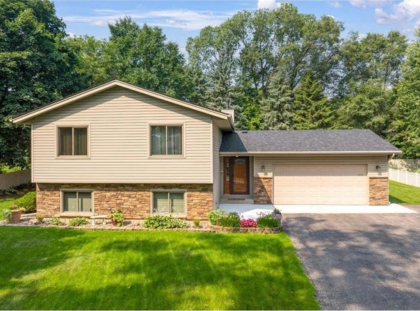 19135 Homestead Circle, Eden Prairie, MN 55346