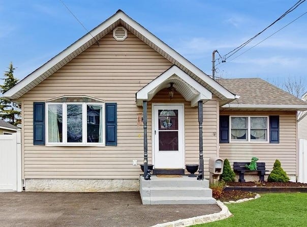 148 Smith Avenue, Islip, NY 11751
