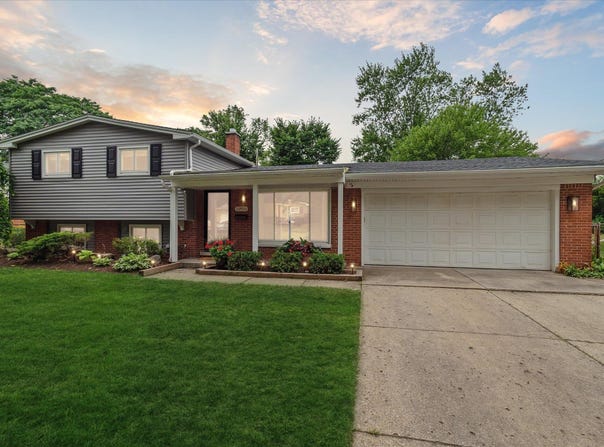 20955 Robinwood Street, Farmington, MI 48336