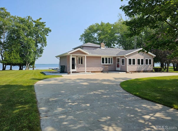 536 N W Gulliver Lake, Gulliver, MI 49840