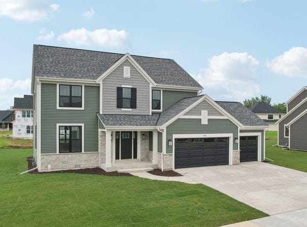 1241 Green Tree Dr, Oconomowoc, WI 53066