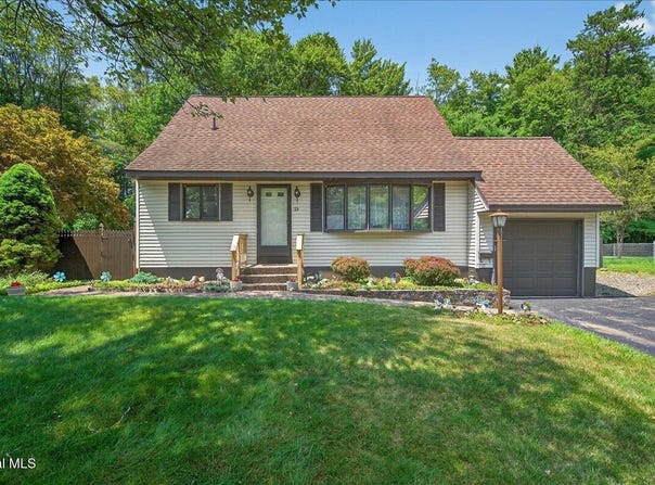 13 Terry Avenue, Guilderland, NY 12303