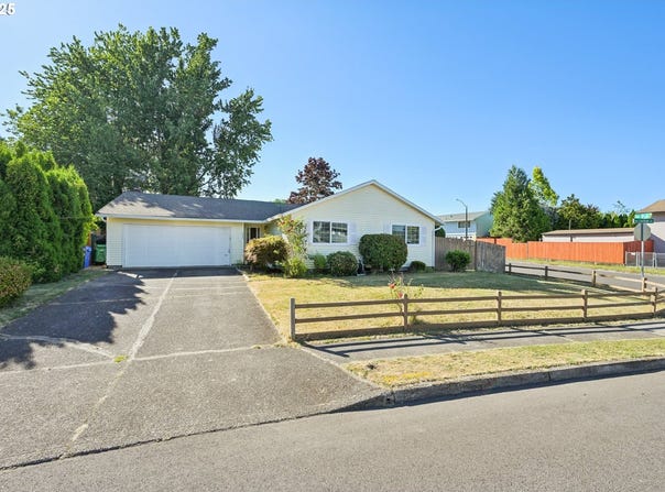 820 NE COCHRAN AVE, Gresham, OR 97030