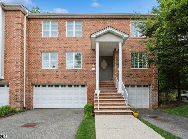 18 Skymark Ct, Upper Saddle River Boro, NJ 07458-2318