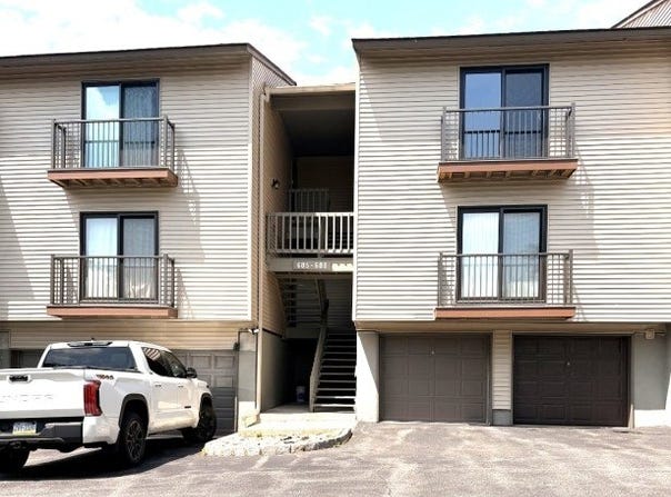 608 Spruce Hills Dr, Glen Gardner Boro, NJ 08826-3705