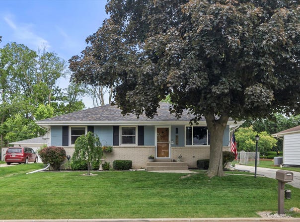 8120 W Norwich Ave, Greenfield, WI 53220