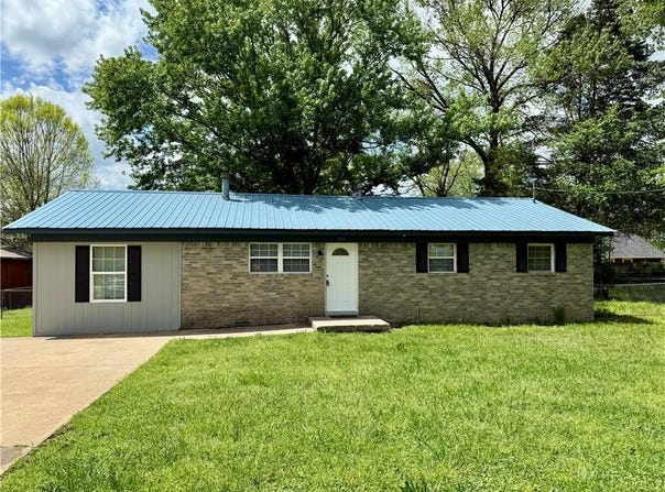 339  N Davis  ST, Pea Ridge, AR 72751