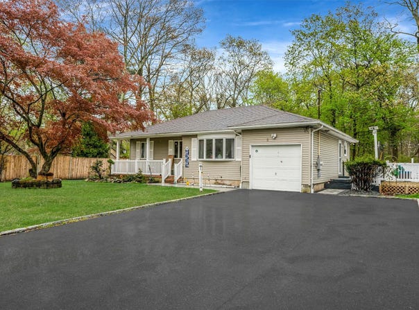 8 Landsberger Street, Yaphank, NY 11980