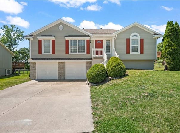 604 S Sunset Lane, Raymore, MO 64083