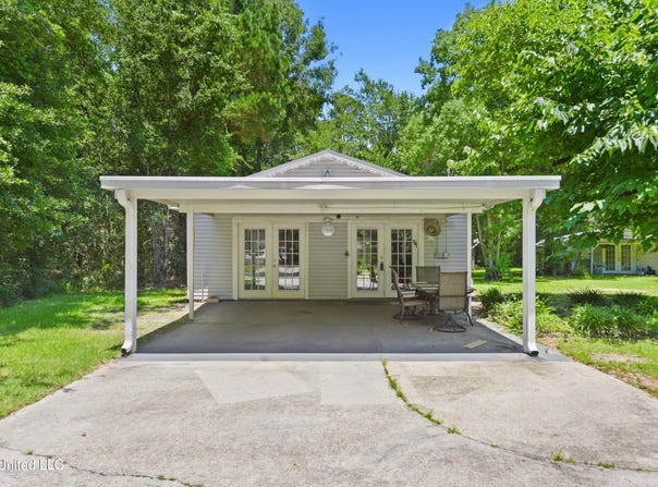 392 Clarence Avenue, Pass Christian, MS 39571