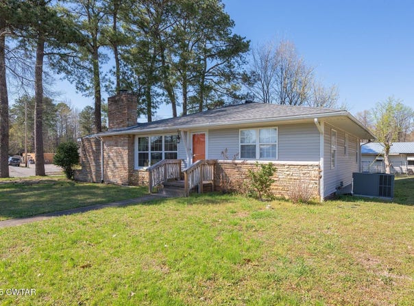 300 Holmes Street, Lexington, TN 38351