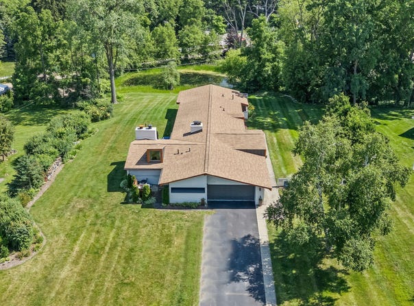 2330 N Pine Center Drive, West Bloomfield, MI 48323