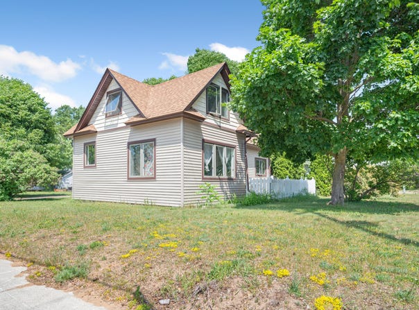 826 Chestnut Street, Cadillac, MI 49601