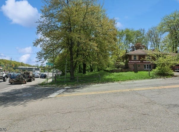 2 Woods End Rd, Parsippany-Troy Hills Twp., NJ 07950-3493