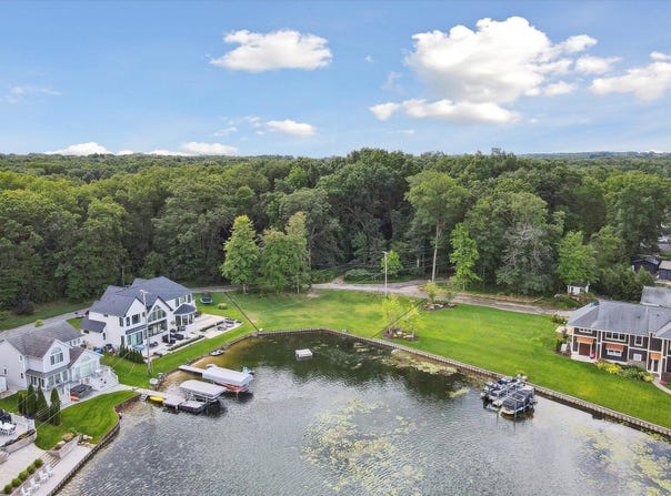 898 Eagle Lake Drive E, Kalamazoo, MI 49009