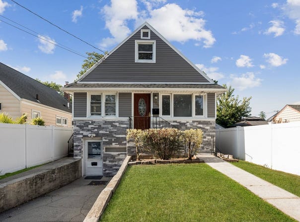 594 Fenworth Blvd, Franklin Square, NY 11010