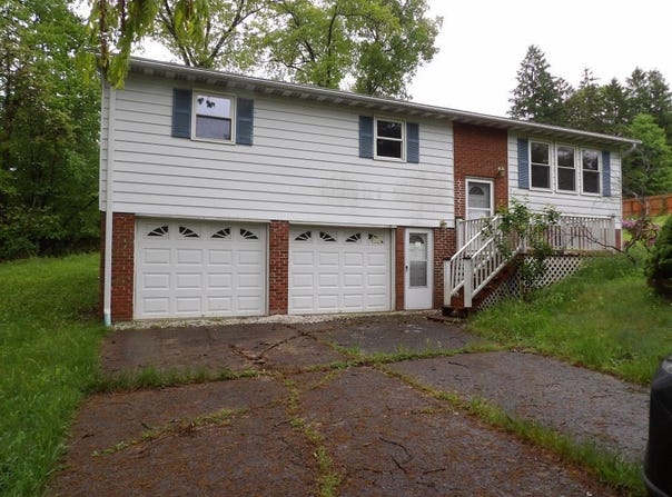 319 Robin Dr, PA 16323