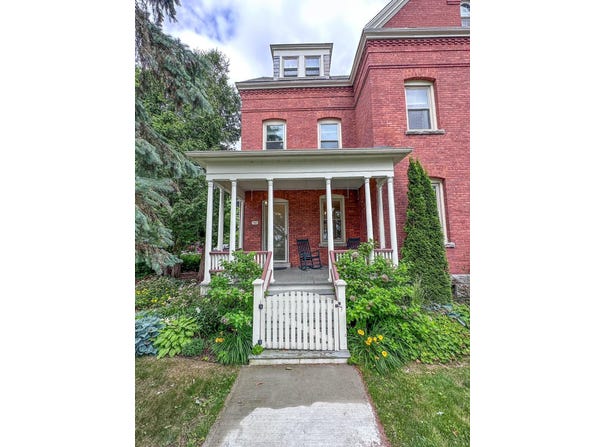 142 US Oval Oval, Plattsburgh, NY 12903