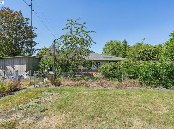 892 D St, Independence, OR 97351