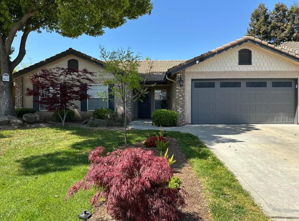 448 S Creek Dr, Madera, CA 93637