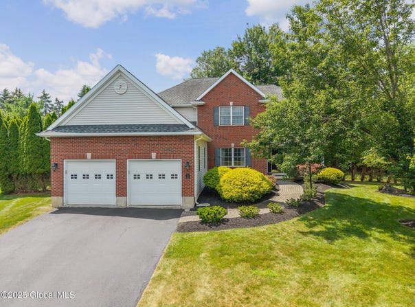 16 Callaway Circle, Colonie, NY 12211