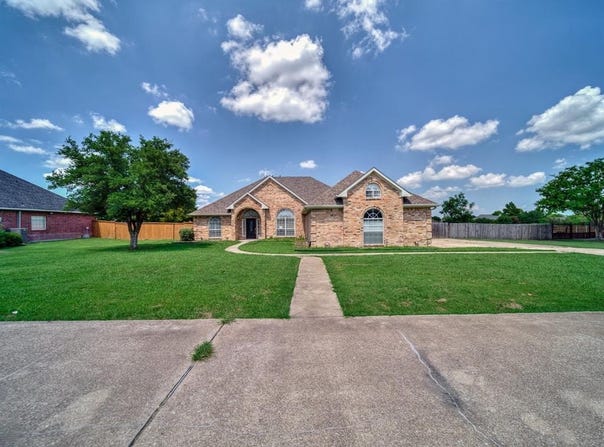 1225 E Remington Park Drive, Talty, TX 75160