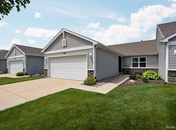 913 Spirea, Howell, MI 48843
