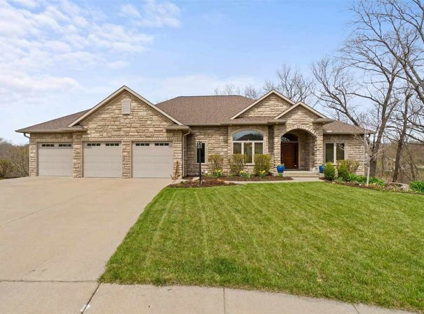 941 Timber Ridge Ct, Coralville, IA 52241
