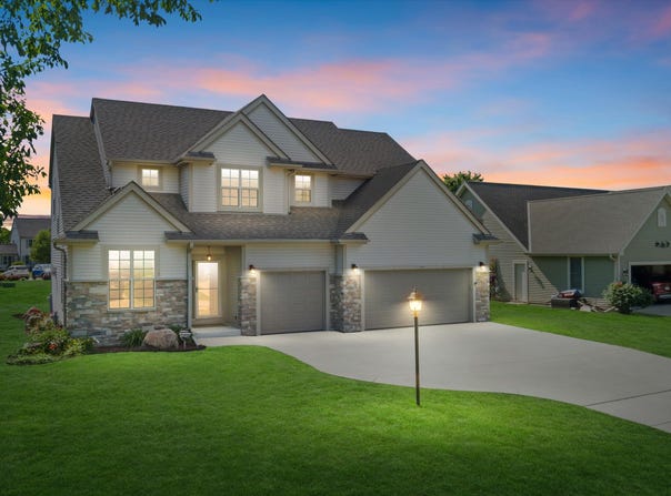 7989 S River Ct, Franklin, WI 53132
