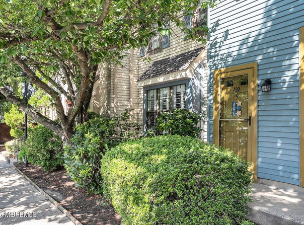 109 Dundee Court, Aberdeen, NJ 07747