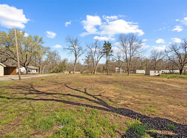 705 E Cherry Street, Paris, TX 75460