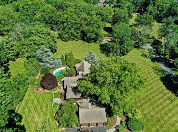 33 Woodfield Ln, Saddle River Boro, NJ 07458-3219