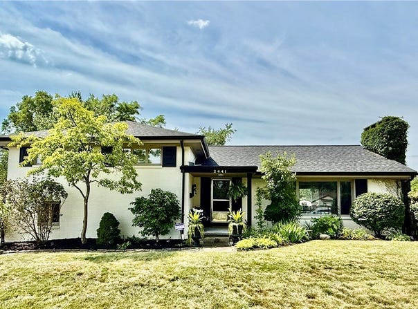 2441 Broadlawn Dr, St Clair, PA 15241