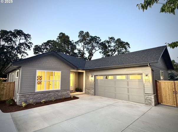 945 OAK MEADOWS PL, Springfield, OR 97477