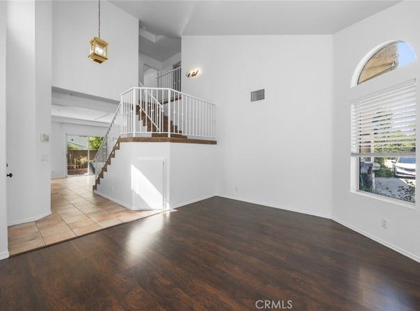 7527 Tampa Avenue, Reseda, CA 91335