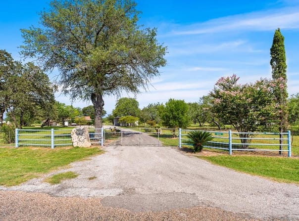 400 Blue Quail Dr, Lytle, TX 78052