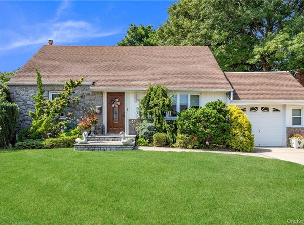14 Mayfair Lane, Hicksville, NY 11801