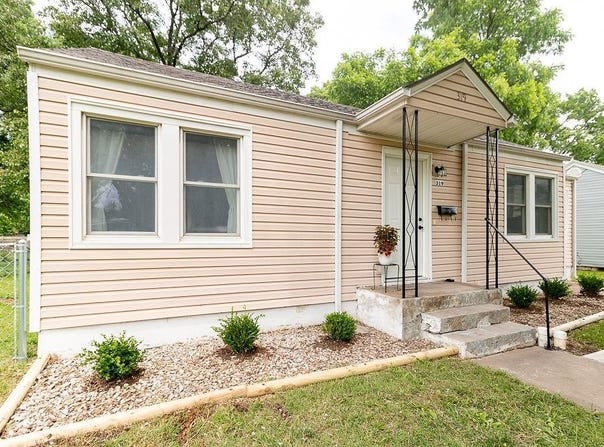 319 E 12TH Street, Ottawa, KS 66067