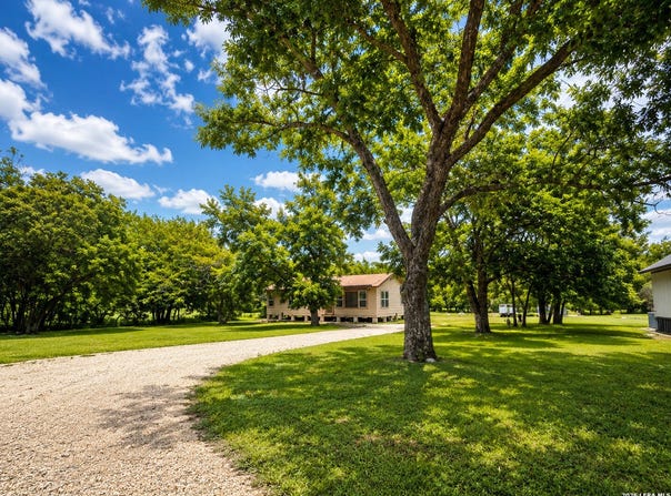 1201 Avenue J, Hondo, TX 78861