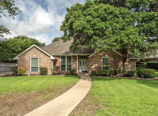 334 Pebblebrook Drive, Grapevine, TX 76051