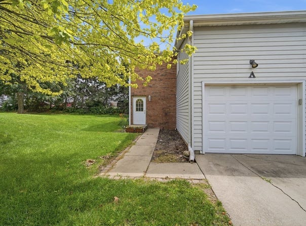 1532 Hunt Drive, Normal, IL 61761