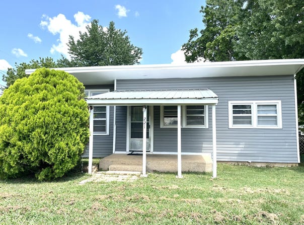 221 E Center Avenue, Seymour, MO 65746