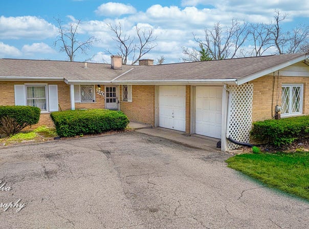 220 Indian Trail, Lake In The Hills, IL 60156