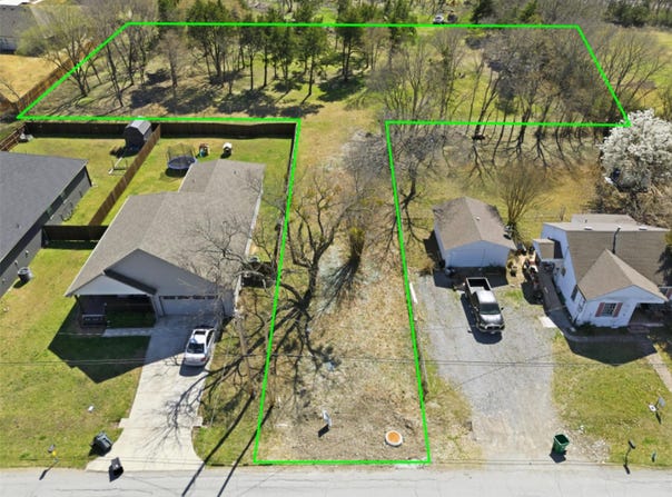 317 E Saunders Street, Trenton, TX 75490