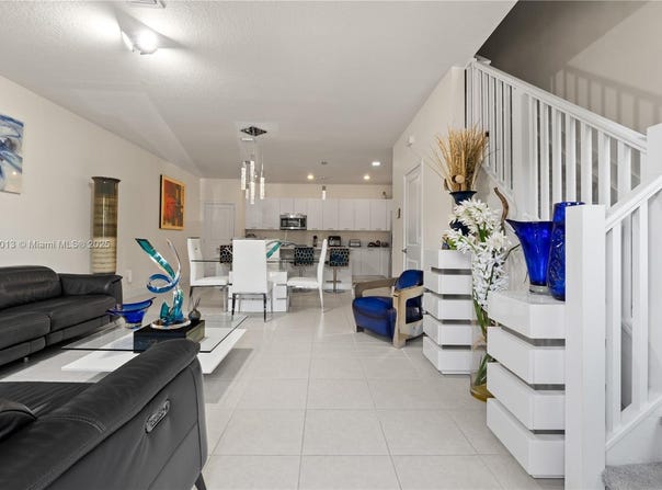 8292 NW 43 Street, Doral, FL 33166