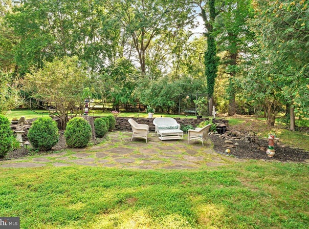 8 EDWARDS PLACE, EWING, NJ 08628