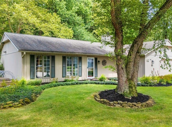 9886 Pebble Brook Lane, Strongsville, OH 44149