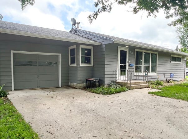 808 E 14th Street S, Newton, IA 50208